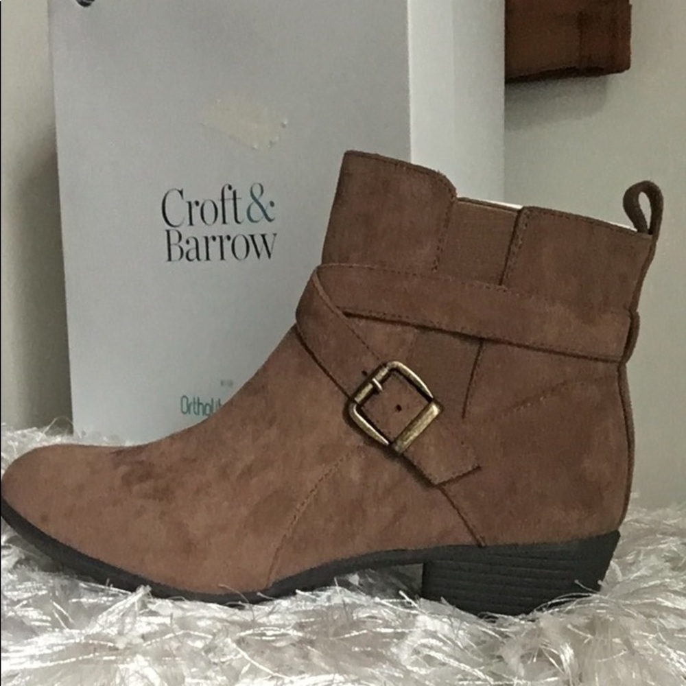 New in Box Croft & Barrow Chaises Taupe Ortholite Booties With Buckle Straps